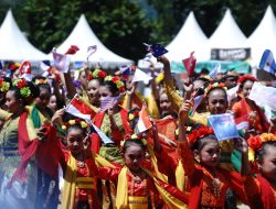 Tarian Jaipong Ronggeng Sadunya Sambut Pilot Paralayang