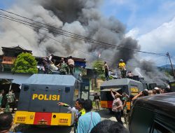 Polri Bantu Padamkan Kebakaran di Kodam Lama Jayapura